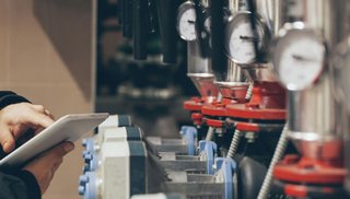 Ingenieur bei der Arbeit, © anandaBGD/istockphoto.com