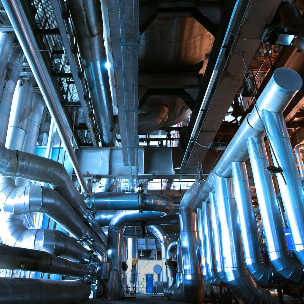 Stahlrohre und Kabel in Industriezone, © Nostal6ie/istockphoto.com